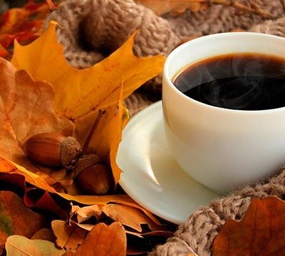 taza de café otoñal