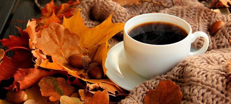 taza de café otoñal