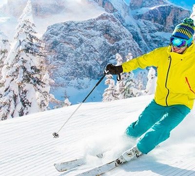 esquiador disfrutando de la nieve