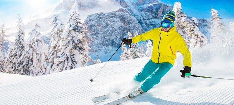 esquiador disfrutando de la nieve